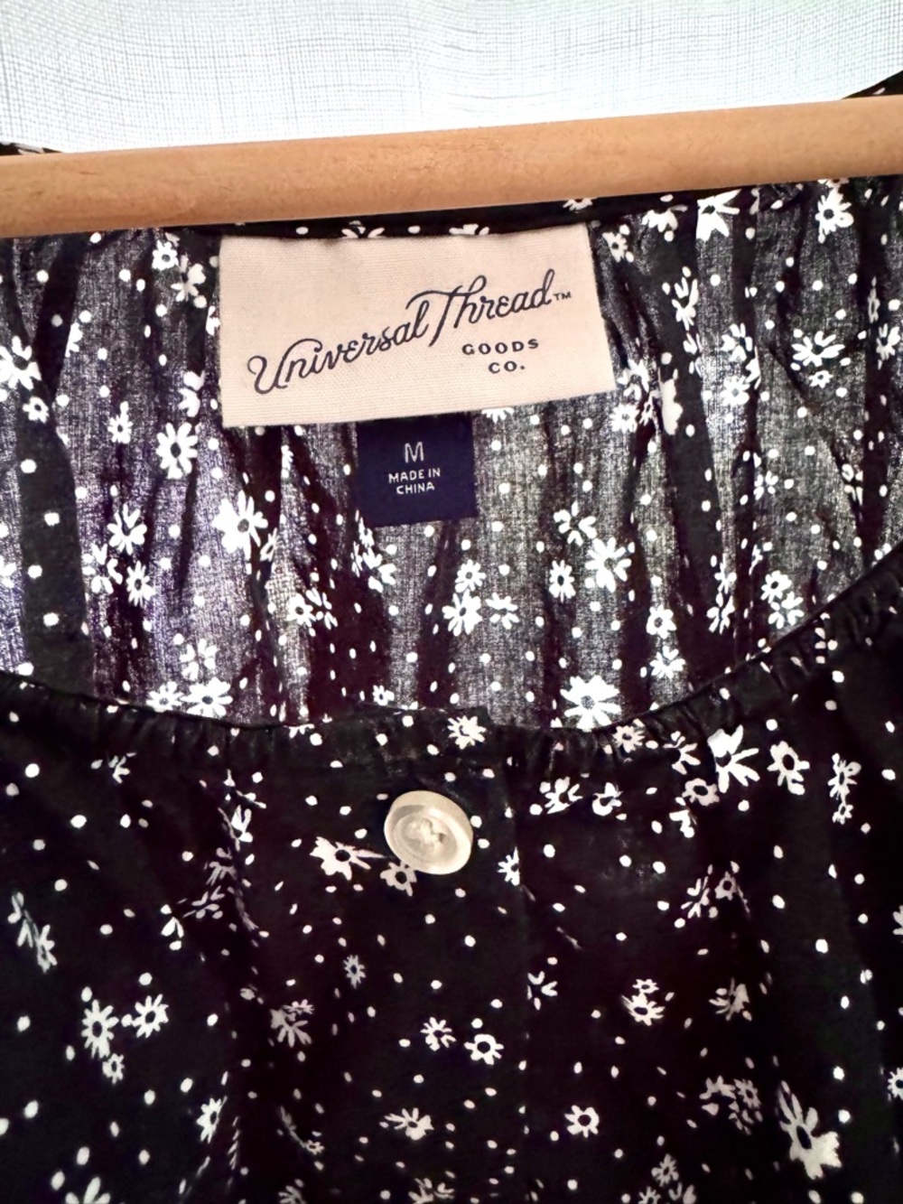 M Black Floral Button-Front Peasant Top - Universal Thread NWOT - Picture 2 of 2